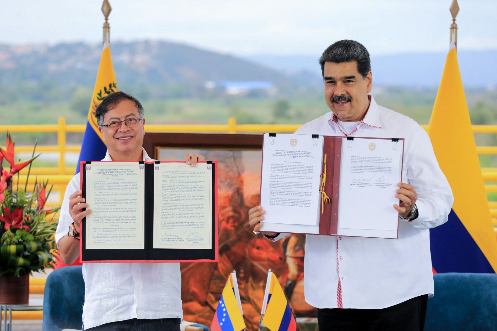Petro y Maduro firman un acuerdo comercial entre Colombia y Venezuela.