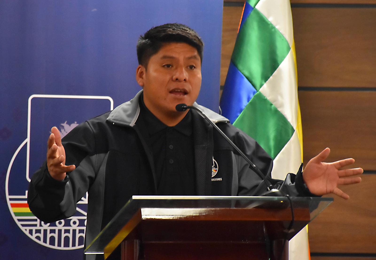 Senador Loza sospecha que ministro Lima protege a obispos, anuncia que el MAS lo evaluará