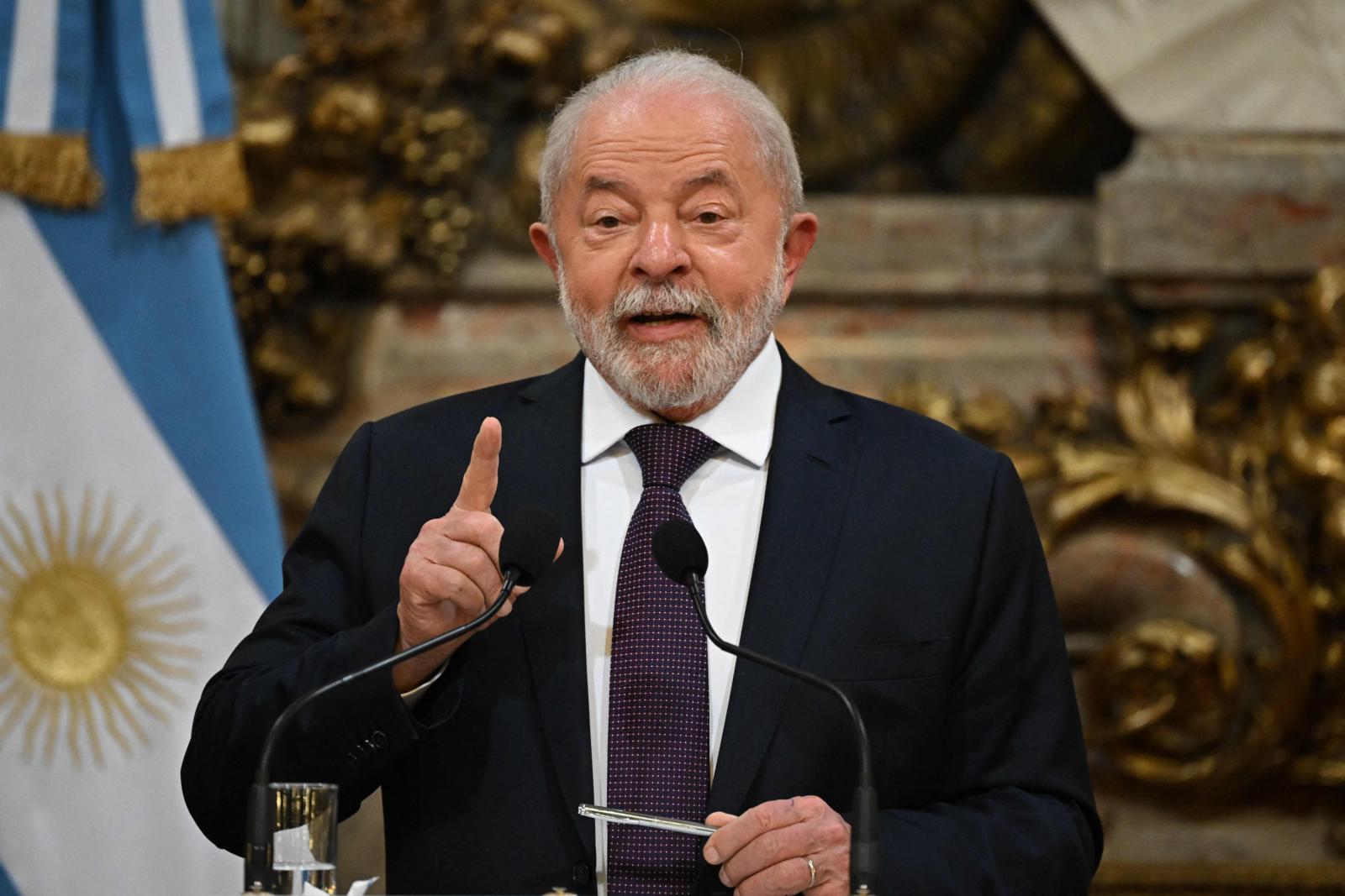Lula visita zona donde dejó decenas de muertos y desaparecidos en Brasil.