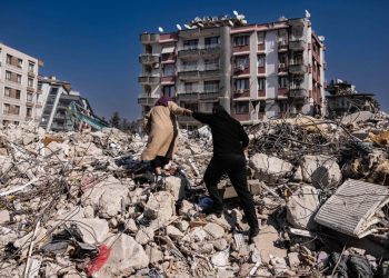 Bruselas promete ayudar a largo plazo a Turquía en la reconstrucción.