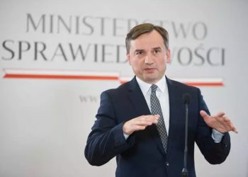 Un ministro polaco advierte de que la izquierda está legalizando la zoofilia.
