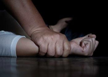 El hombre obligó a su víctima con un arma para que lo traslade al kilómetro 9 de la zona Norte, donde la violó.