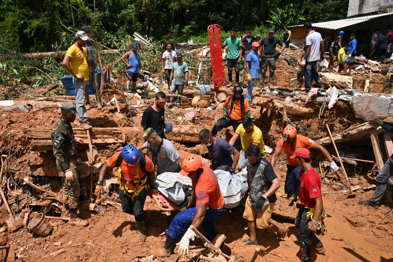 Aumentan a 49 los muertos por las lluvias en Sao Paulo.