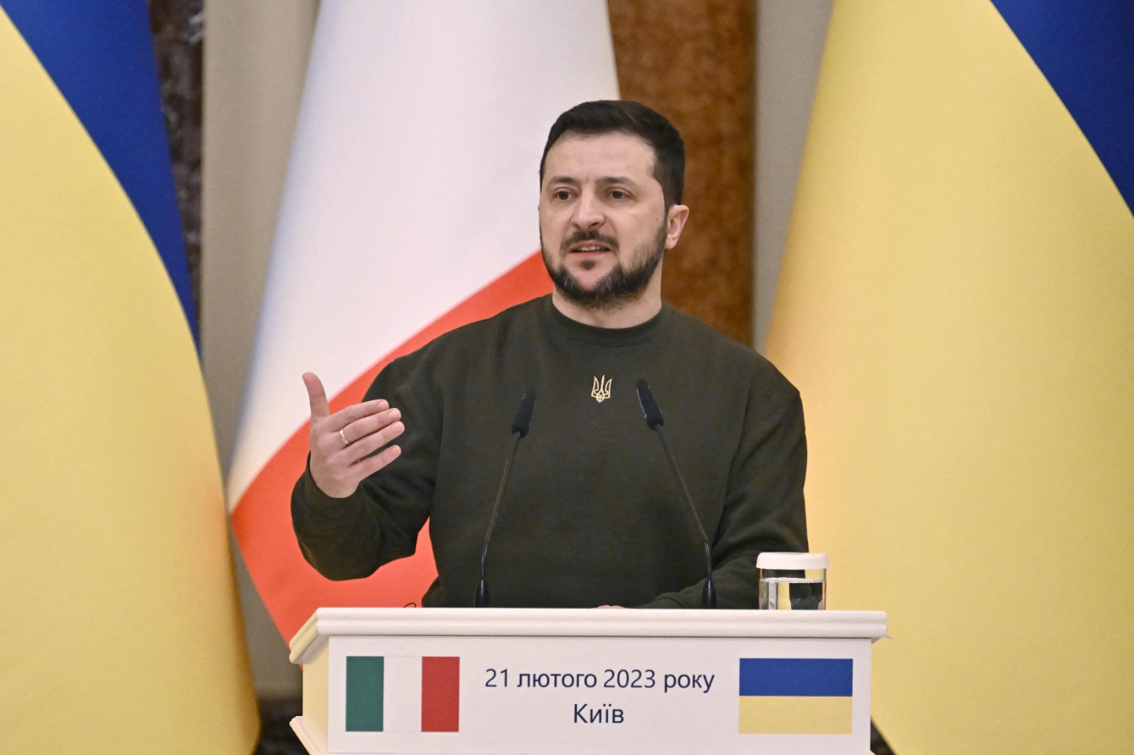 Zelenski afirma que 'Ucrania vencerá', la víspera del aniversario.