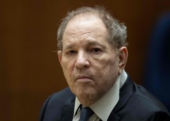 Harvey Weinstein es sentenciado a 16 años por violación en Los Ángeles.
