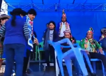 “Qué pasa, bájate, fuera”, increparon al dirigente, asistentes del evento.