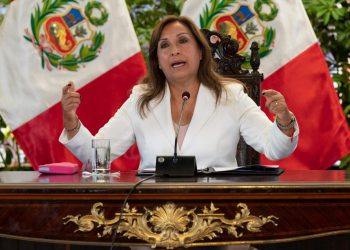 Perú retira a su embajador en México tras las declaraciones de Obrador.