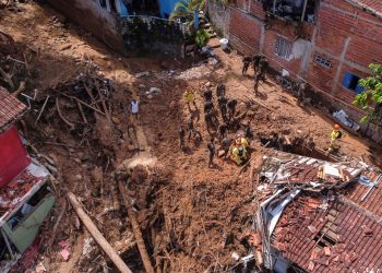 Suben a 54 los muertos por temporal en Brasil; el papa envía oraciones.
