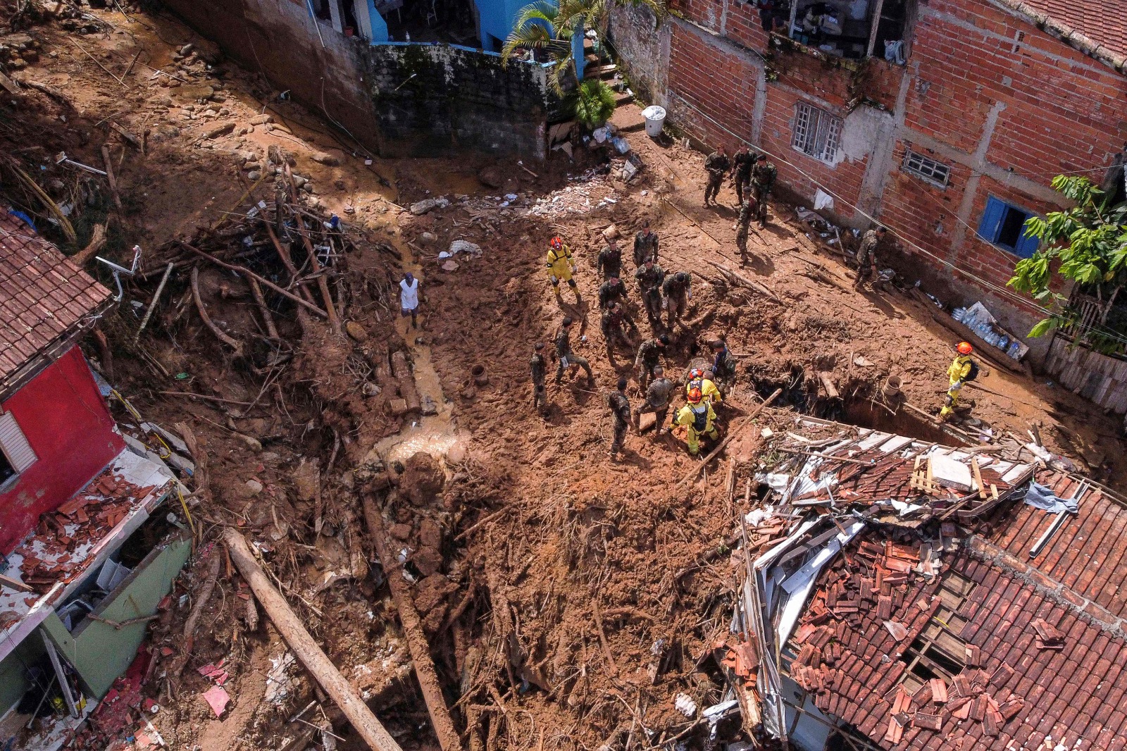 Suben a 54 los muertos por temporal en Brasil; el papa envía oraciones.