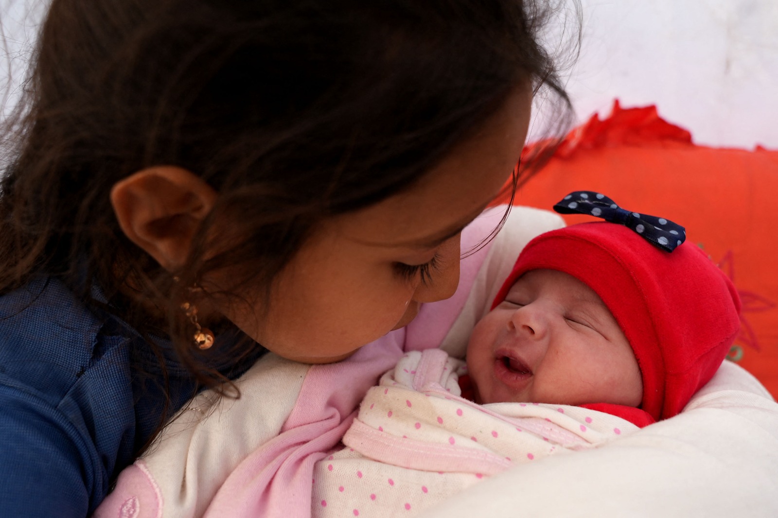 La bebé es la única de toda su familia que logró sobrevivir. Su madre, padre y sus cuatro hermanos fallecieron a causa del terremoto.