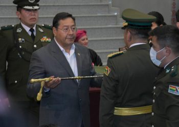 Arce pide a nuevos jefes policiales actuar con honor; dice que hay ‘elementos’ que ‘manchan’ el trabajo de la Policía. Foto: APG.