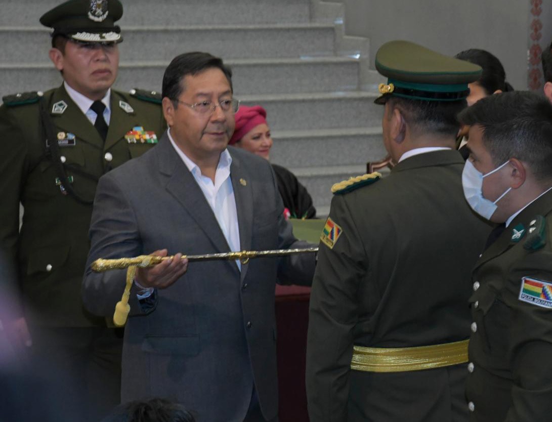 Arce pide a nuevos jefes policiales actuar con honor; dice que hay ‘elementos’ que ‘manchan’ el trabajo de la Policía. Foto: APG.