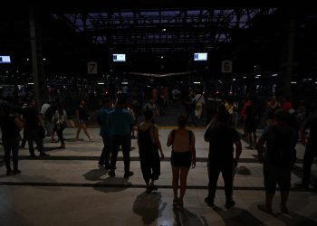 Cerca de 20 millones de personas se quedan sin luz en Argentina.