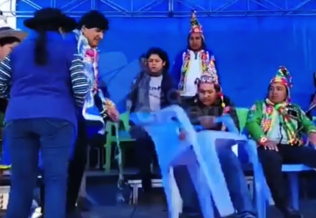 La Policía investiga de oficio agresiones a la esposa de Choque, quien retiró la silla a Morales. Foto: RRSS.