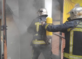 Bomberos apagan un incendio en un céntrico restaurante paceño