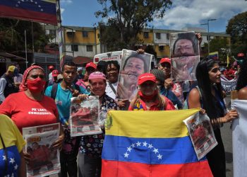 'Él sigue en nosotros': seguidores de Chávez honran su memoria.