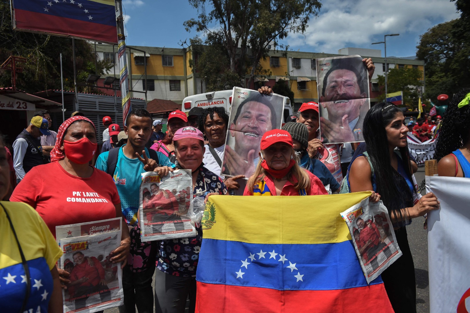 'Él sigue en nosotros': seguidores de Chávez honran su memoria.