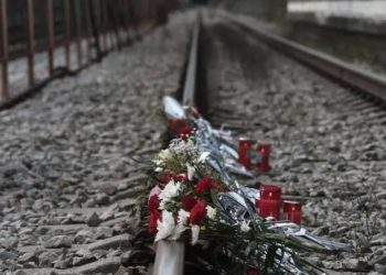 Primer ministro griego pide perdón por accidente ferroviario.