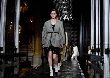 La mujer Vuitton deslumbra con gafas luminosas en París.