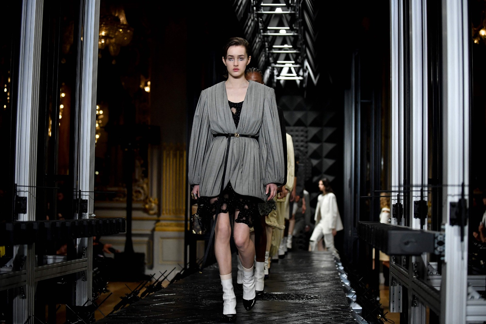 La mujer Vuitton deslumbra con gafas luminosas en París.