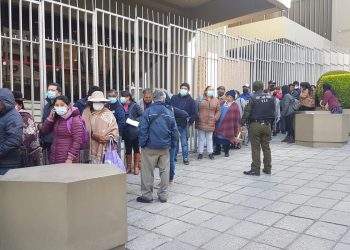 Se distribuyen fichas para la venta de dólares en el Banco Central