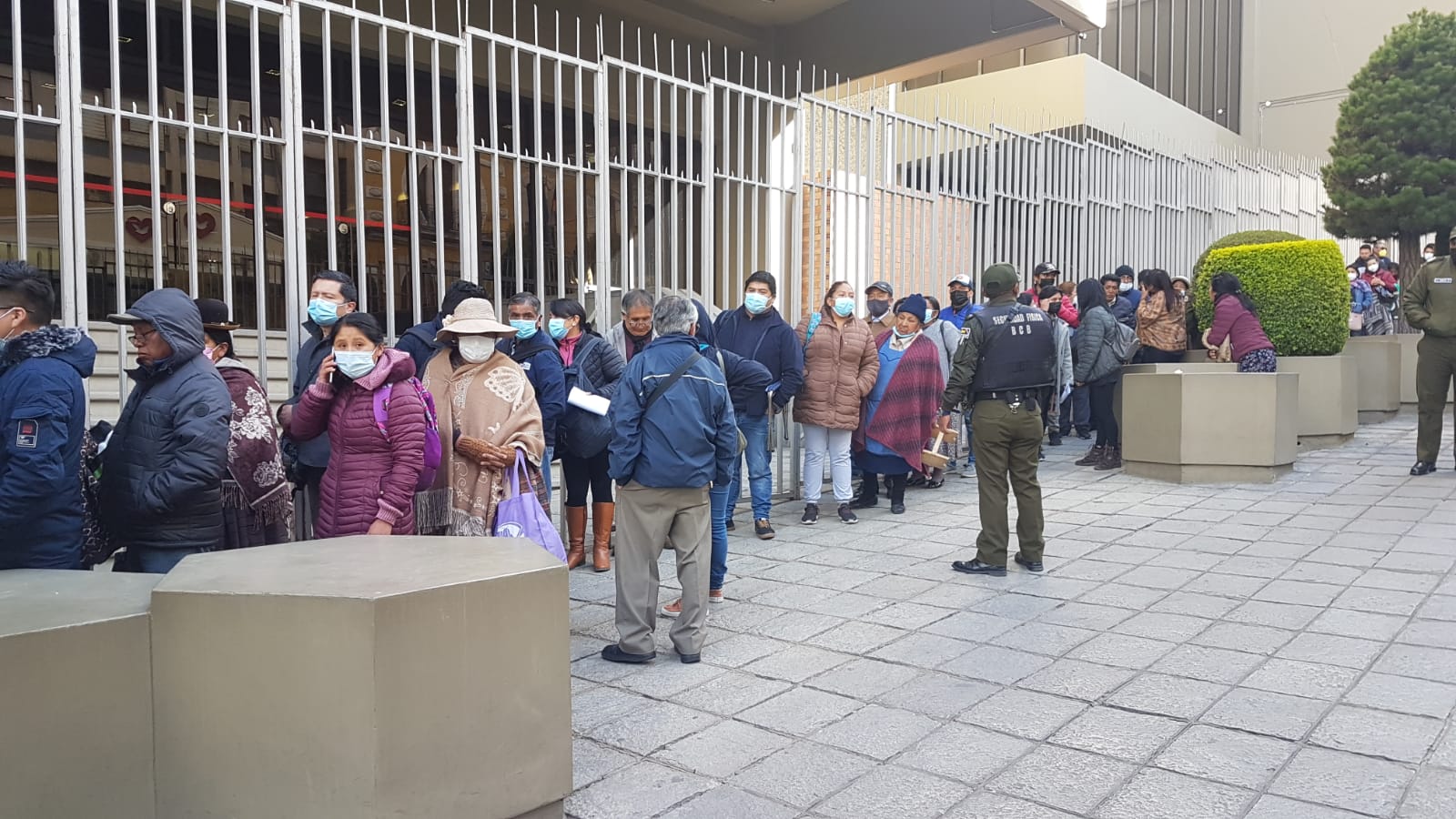 Desde la madrugada, largas filas se forman en el Banco Central en demanda de dólares
