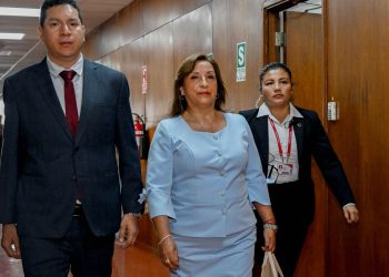 Boluarte interrogada por fiscal por sangrienta represión de protestas.