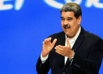 Maduro felicita al Gobierno de Colombia y al ELN por su diálogo.