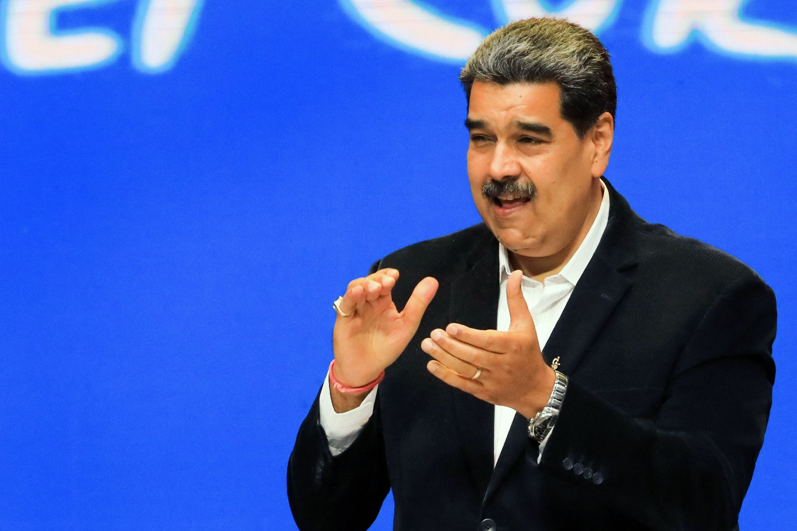 Maduro felicita al Gobierno de Colombia y al ELN por su diálogo.