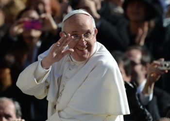Popular y cuestionado, el papa cumple diez años al frente de la Iglesia.