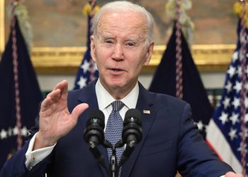 Biden tilda de 'vergonzosa' la política de Florida sobre menores trans.