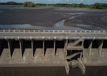 Crece preocupación en Uruguay por sequía que agota reservas de agua.