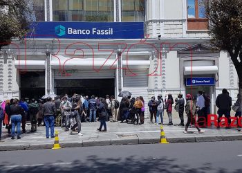 Se forman largas filas en agencias del Banco Fassil, los clientes buscan retirar sus ahorros