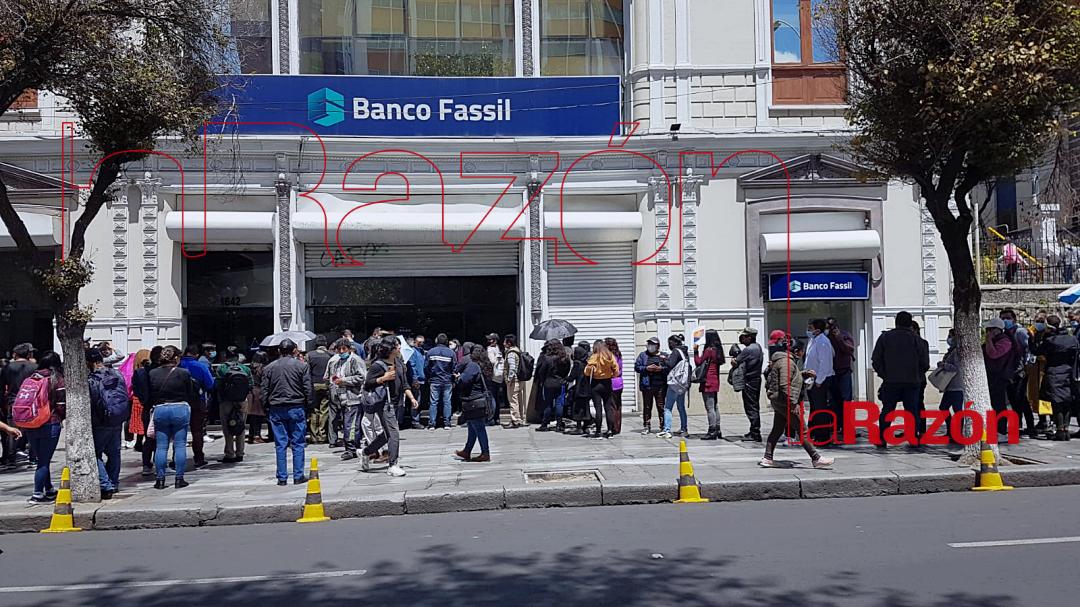 Se forman largas filas en agencias del Banco Fassil, los clientes buscan retirar sus ahorros