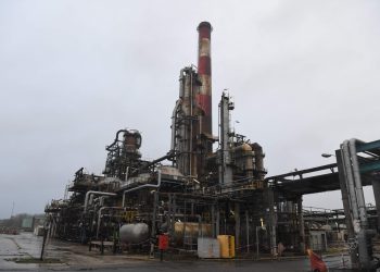 Petróleo termina a su nivel de cierre más bajo desde diciembre de 2021.