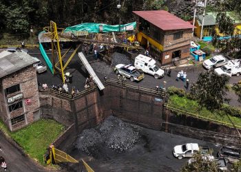 Buscan a 10 mineros atrapados por explosión que mató a 11 en Colombia.