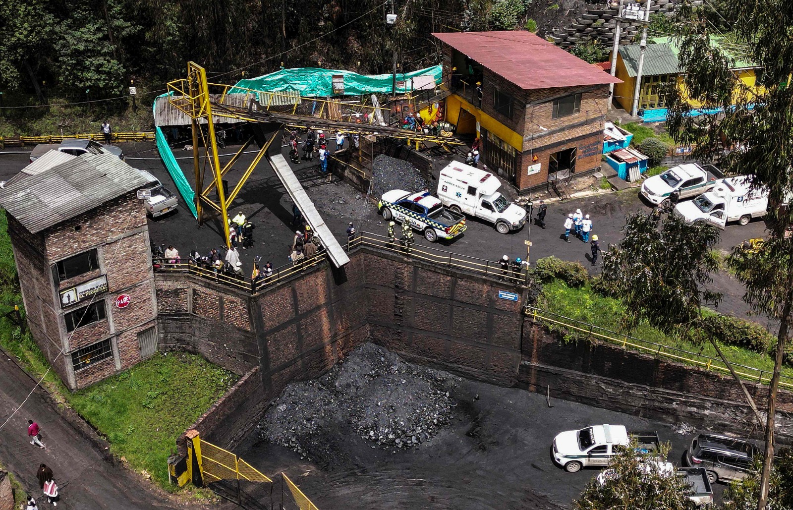 Buscan a 10 mineros atrapados por explosión que mató a 11 en Colombia.