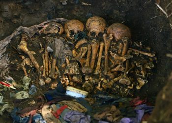 Osamentas de 16 masacrados en guerra civil de El Salvador.