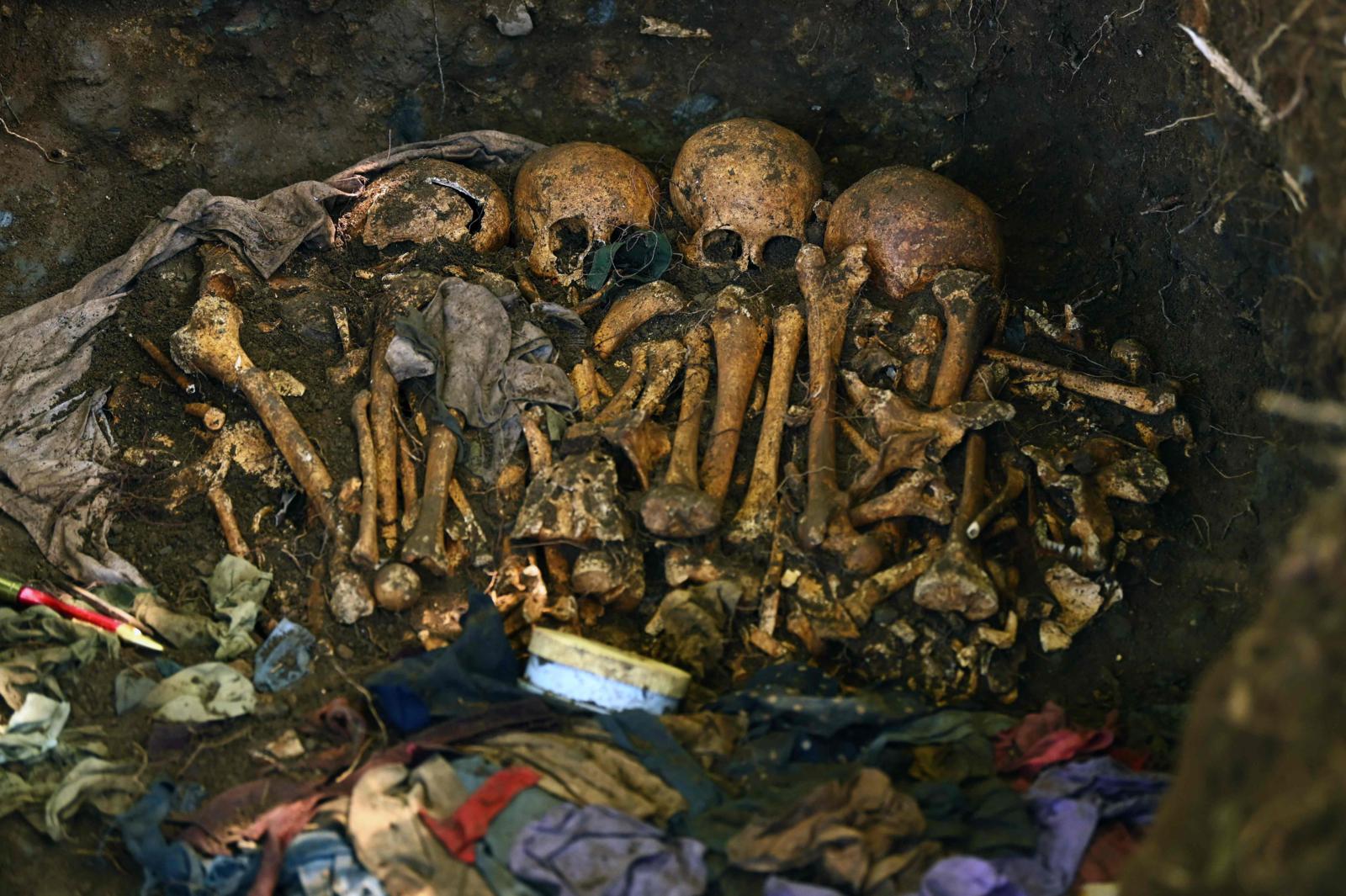 Osamentas de 16 masacrados en guerra civil de El Salvador.