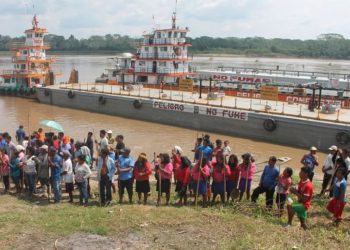 Indígenas peruanos ocupan estación petrolera y retienen a trabajadores.