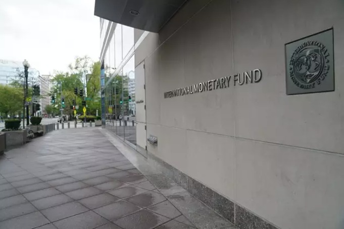 El FMI acuerda un préstamo de 2.800 millones con Sri Lanka.