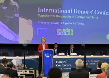 Comunidad internacional compromete 7.000 millones de euros para ayuda.
