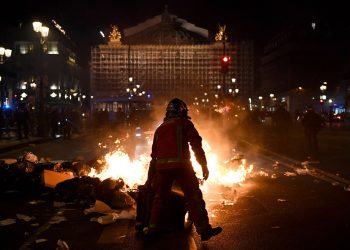 142 detenidos en graves disturbios durante las manifestaciones en París.