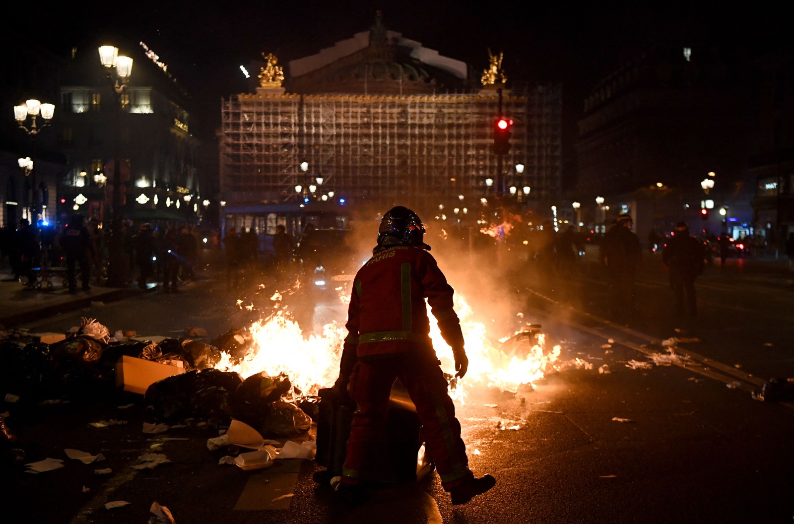142 detenidos en graves disturbios durante las manifestaciones en París.