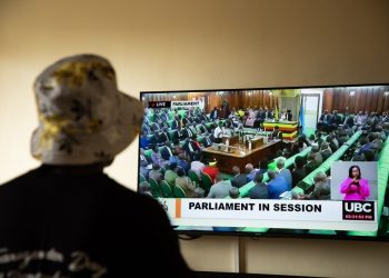 Parlamento adopta dura ley contra las relaciones homosexuales.