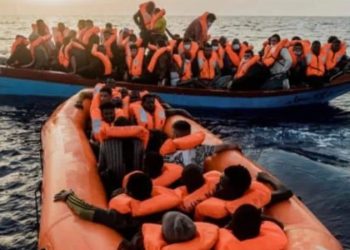 Francia Cinco migrantes ahogados y 28 desaparecidos tras naufragio.