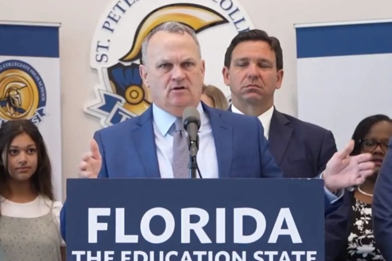 Florida se dispone a prohibir la enseñanza de asuntos relacionados con la orientación sexual y la identidad de género en todos los cursos escolares.