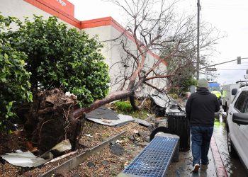 Un tornado arrasa el sur de California, azotado por una tormenta