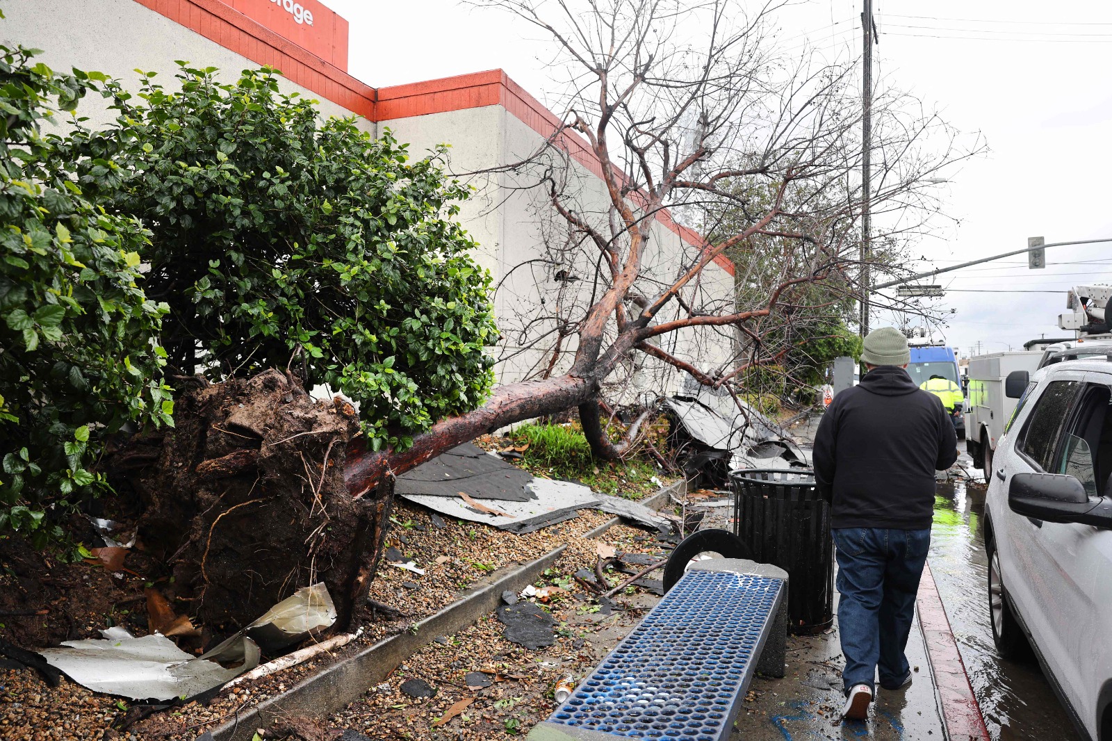 Un tornado arrasa el sur de California, azotado por una tormenta