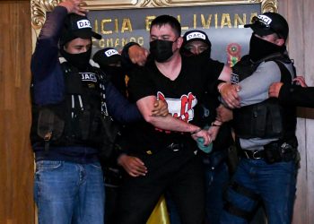 Tras denuncias de Alberti y la investigación a jefes policiales, el director de la FELCC niega acusación.